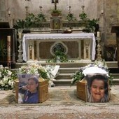 L'ultimo saluto a madre e figlio uccisi a fucilate, Camaiore si stringe nel dolore
