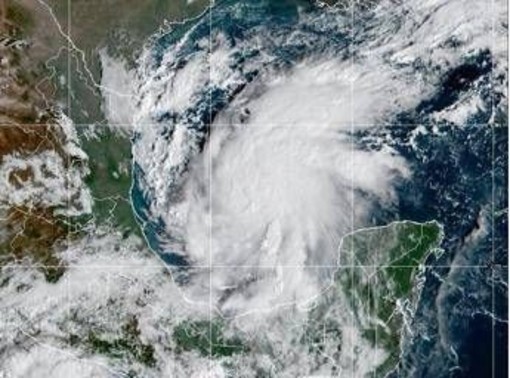 Uragano Isaias, cresce l’allerta negli Usa: evacuazioni e scuole chiuse in Florida e Alabama Uragano Isaias, cresce l’allerta negli Usa: evacuazioni e scuole chiuse in Florida e Alabama