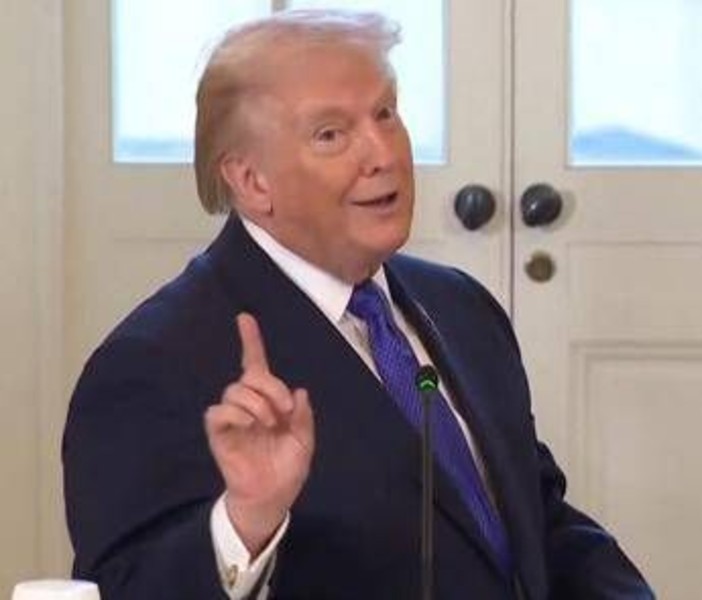 Minneapolis, Trump apre alla possibilità che Ice lasci città: "Riesaminiamo tutto" Minneapolis, Trump apre alla possibilità che Ice lasci città: "Riesaminiamo tutto"