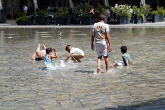 Caldo estremo, ancora afa record dopo il picco di oggi: cosa succede nel weekend Caldo estremo, ancora afa record dopo il picco di oggi: cosa succede nel weekend
