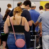 Usa, operai tranciano cavo della fibra ottica in un cantiere: voli sospesi nei principali aeroporti della costa orientale