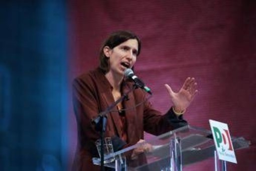 Consigliera Lega evoca i fatti di Modena al comizio Pd, sospesa dal partito. Meloni: "Solidarietà a Schlein"