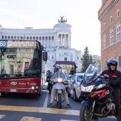 A Roma autobus sempre più 'ostaggi' delle auto, nel centro storico viaggiano anche a 1 km l'ora: lo studio