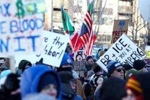 Manifestazioni anti-Ice a Minneapolis e nel resto degli Usa, migliaia in protesta