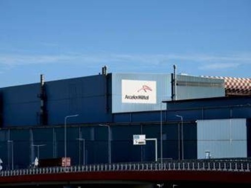 Ex Ilva, continua la protesta a Genova: operai hanno dormito in strada Ex Ilva, continua la protesta a Genova: operai hanno dormito in strada