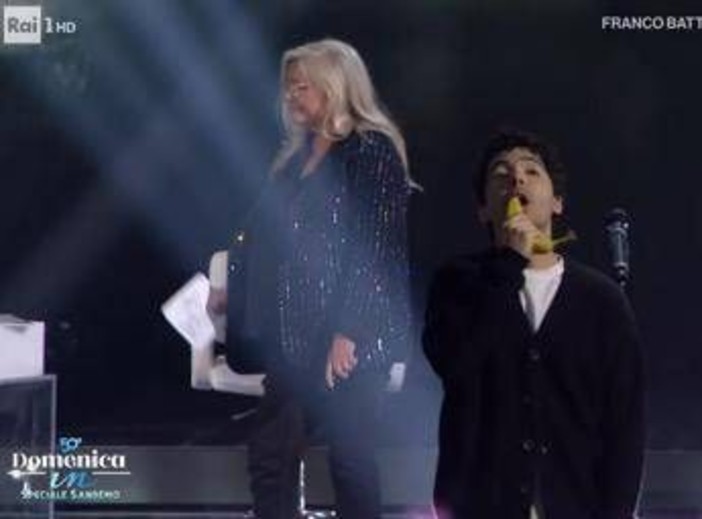 Fulminacci svela il playback a Domenica In e canta con una... banana Fulminacci svela il playback a Domenica In e canta con una... banana