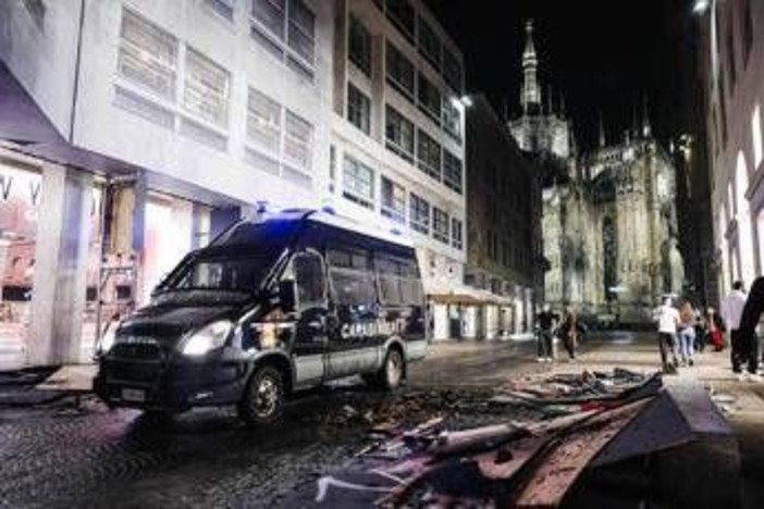 Scontri a Milano, perquisizioni per 100 persone: 51 sono minorenni. Città blindata per sabato Scontri a Milano, perquisizioni per 100 persone: 51 sono minorenni. Città blindata per sabato