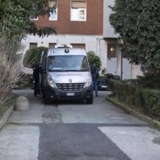 Donna trovata morta in cortile a Milano, non è ancora stata identificata Donna trovata morta in cortile a Milano, non è ancora stata identificata