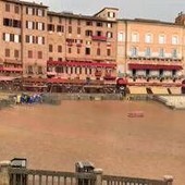 Palio di Siena, pioggia su piazza del Campo: Carriera verso nuovo rinvio Palio di Siena, pioggia su piazza del Campo: Carriera verso nuovo rinvio
