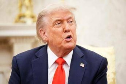 Trump blocca legge auto elettriche: &quot;Per questo non piaccio più a Musk&quot;. E annuncia dazi più alti