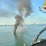Yacht in fiamme affonda al largo di Jesolo: 10 persone salvate, decisivo l’intervento di un’altra barca