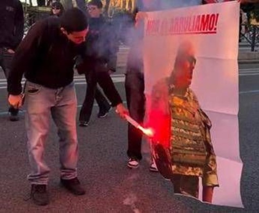 Roma, manifestanti ProPal bruciano immagine Crosetto: &quot;Non ci arruoliamo&quot;
