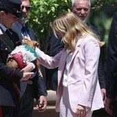 Italia-Corea, Meloni si fa foto con 'Briciola': cagnolina mascotte Carabinieri 'star' a Villa Pamphlij