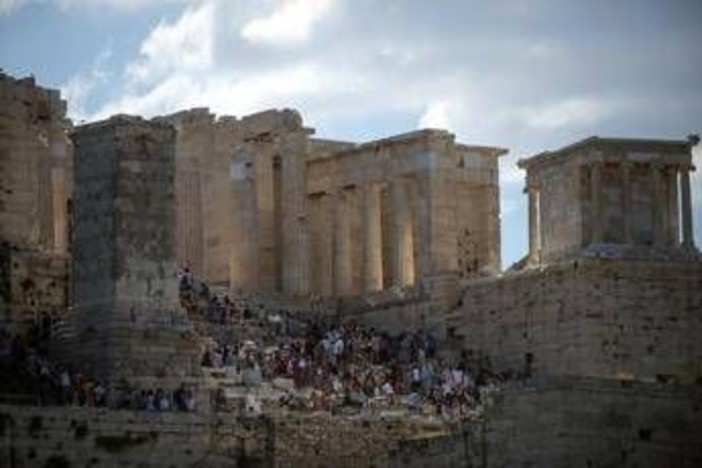 Esplosione ad Atene, scoppia ordigno davanti sede società ferroviaria