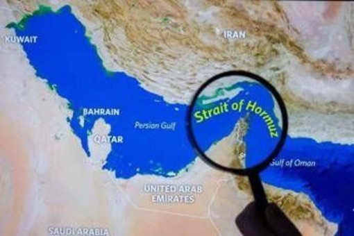 Iran-Usa, si tratta su Hormuz: tra distensione e rischio 'incubo logistico' Iran-Usa, si tratta su Hormuz: tra distensione e rischio 'incubo logistico'