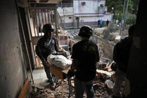 Venezuela, Caracas: "100 i morti in raid Usa". Feriti Maduro e la moglie Venezuela, Caracas: "100 i morti in raid Usa". Feriti Maduro e la moglie