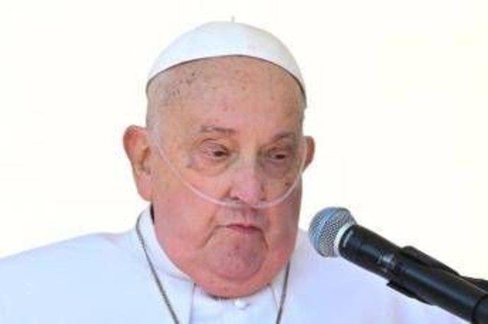 Papa Francesco, lo pneumologo: &quot;Uscire con l'ossigeno? Migliaia di persone lo fanno&quot;