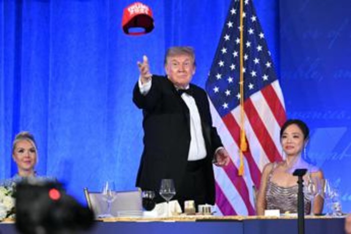 Trump e l'annuncio con il cappellino rosso: "E' mia intenzione candidarmi alle presidenziali 2028" Trump e l'annuncio con il cappellino rosso: "E' mia intenzione candidarmi alle presidenziali 2028"