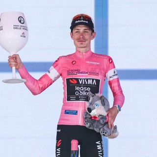 Lavik corona la fuga e vince a Milano, Vingegaard resta in rosa