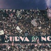 Petardi in campo, rissa e ospiti scortati fuori: caos in Palermo-Catanzaro