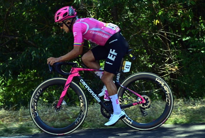 Al Tour Carapaz vince la 18^ tappa, Pogacar saldamente in maglia gialla Al Tour Carapaz vince la 18^ tappa, Pogacar saldamente in maglia gialla