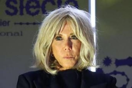 Fake news sul sesso di Brigitte Macron, 10 condannati per cyberbullismo