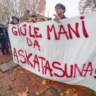 Askatasuna, a Torino corteo contro lo sgombero del centro sociale: "Oggi non è data di fine ma di inizio" Askatasuna, a Torino corteo contro lo sgombero del centro sociale: "Oggi non è data di fine ma di inizio"