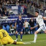 Bastoni risponde alla magia di Olise, Francia-Italia 1-1