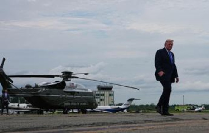 Trump, paura in volo: rischio collisione tra elicottero del presidente e aereo Trump, paura in volo: rischio collisione tra elicottero del presidente e aereo