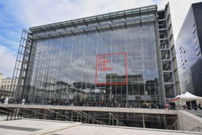 Più libri più liberi, al via la fiera a Roma tra polemiche e file agli stand Più libri più liberi, al via la fiera a Roma tra polemiche e file agli stand