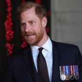 Harry presto in Inghilterra, domani incontro tra Carlo e William "per decidere l'approccio"