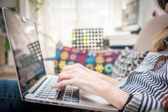 Cade mentre è in smart working, riconosciuto come infortunio sul lavoro Cade mentre è in smart working, riconosciuto come infortunio sul lavoro