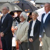 Ecclestone torna sul podio, premia Russell con la medaglia del presidente Fia