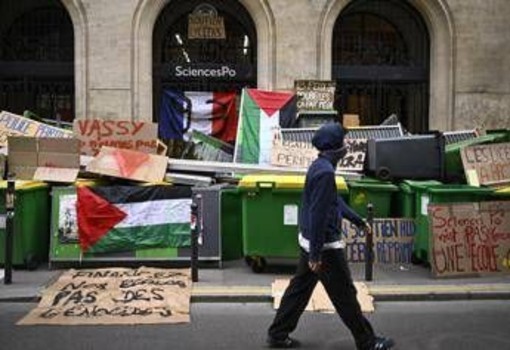 Francia, esplode la protesta dei liceali: oltre 200 feriti. Stop alle granate della polizia