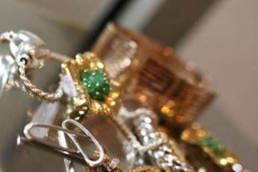 Da gioielli famiglia a posate nonna, è corsa ai compro oro