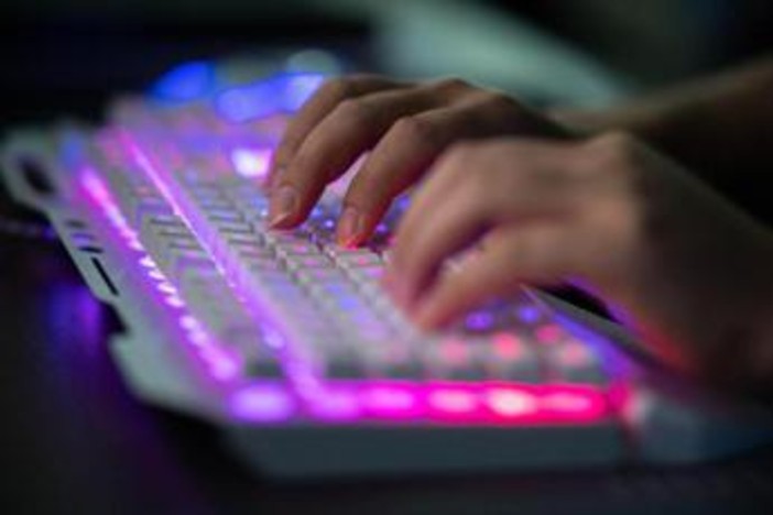 Copyright su immagine e voce per tutti, l'idea della Danimarca contro i deepfake IA