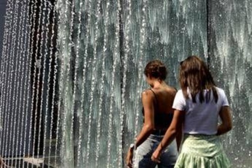 Caldo record, oggi bollino rosso a Bari e Campobasso. Domani allerta massima anche a Roma e Palermo Caldo record, oggi bollino rosso a Bari e Campobasso. Domani allerta massima anche a Roma e Palermo