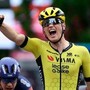Giro d'Italia 2025, Kooij vince in volata la dodicesima tappa. Del Toro ancora rosa