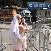 Taylor Swift e Travis Kelce sono marito e moglie, al Madison Square Garden il sì più glam dell’anno Taylor Swift e Travis Kelce sono marito e moglie, al Madison Square Garden il sì più glam dell’anno