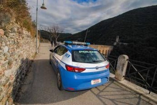 Spoleto, donna trovata morta in casa. Marito sul ponte minaccia il suicidio: &quot;L'ho uccisa&quot;