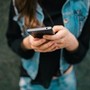 Usare i social deprime i teenager, l'alert in uno studio