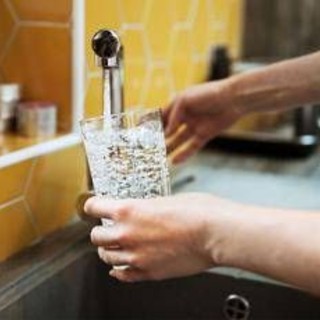 Bere 2 litri d'acqua al giorno per un cuore sano, cosa dice il medico Bere 2 litri d'acqua al giorno per un cuore sano, cosa dice il medico