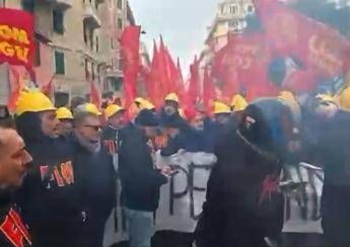 Ex Ilva, a Genova il corteo degli operai. Appello di Salis: "No alla violenza" Ex Ilva, a Genova il corteo degli operai. Appello di Salis: "No alla violenza"