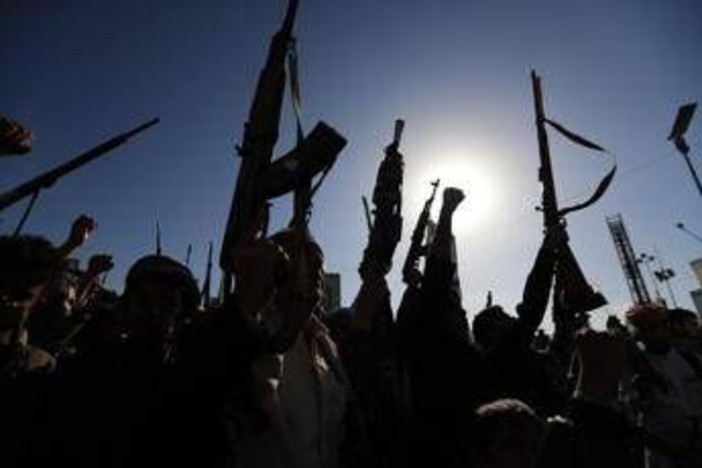 Riad: "Houthi responsabili attacco aeroporto, reagiremo". Raid sauditi contro i ribelli in Yemen Riad: "Houthi responsabili attacco aeroporto, reagiremo". Raid sauditi contro i ribelli in Yemen