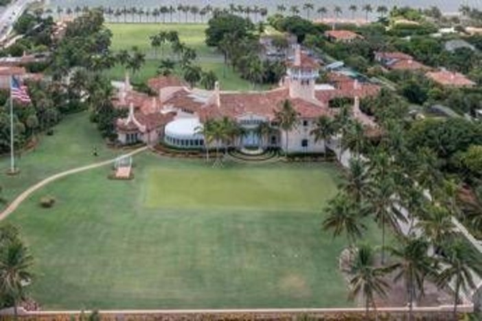 Tenta di entrare nella residenza di Trump, uomo armato ucciso a Mar-a-Lago Tenta di entrare nella residenza di Trump, uomo armato ucciso a Mar-a-Lago