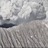 Vulcano erutta in Indonesia, muoiono tre escursionisti sul monte Dukono