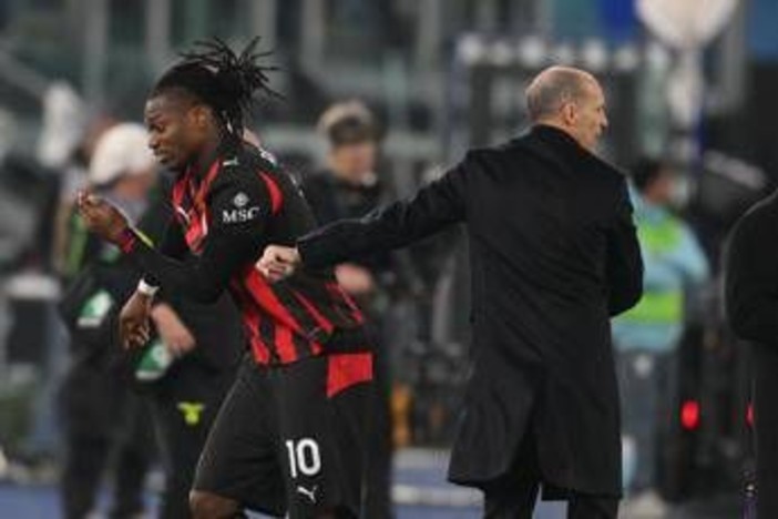 Allegri lo sostituisce, Leao 'rifiuta' l'abbraccio: cos'è successo in Lazio-Milan Allegri lo sostituisce, Leao 'rifiuta' l'abbraccio: cos'è successo in Lazio-Milan