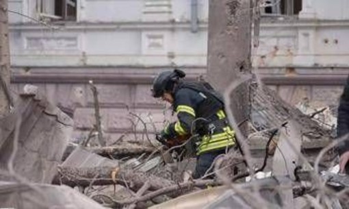 Ucraina, drone Russia su bus a Sumy: morti 9 civili. Zelensky: &quot;Omicidio mirato&quot;