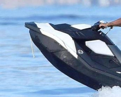 Ragazzino di 13 anni guida moto d'acqua, multa di 3.600 euro