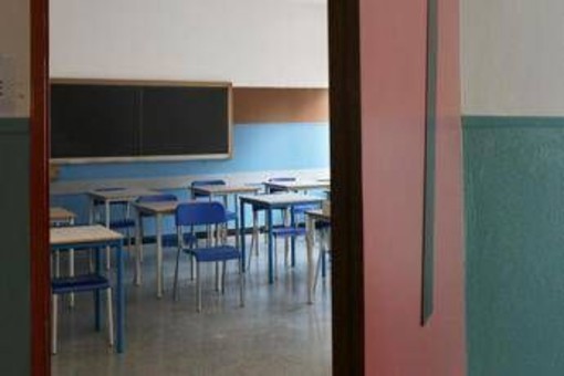 Bologna, a scuola media con il coltello minaccia i compagni: denunciato Bologna, a scuola media con il coltello minaccia i compagni: denunciato